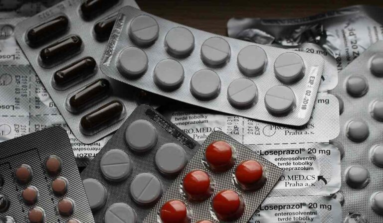 Gobierno Petro anuncia intervención a precios de los medicamentos