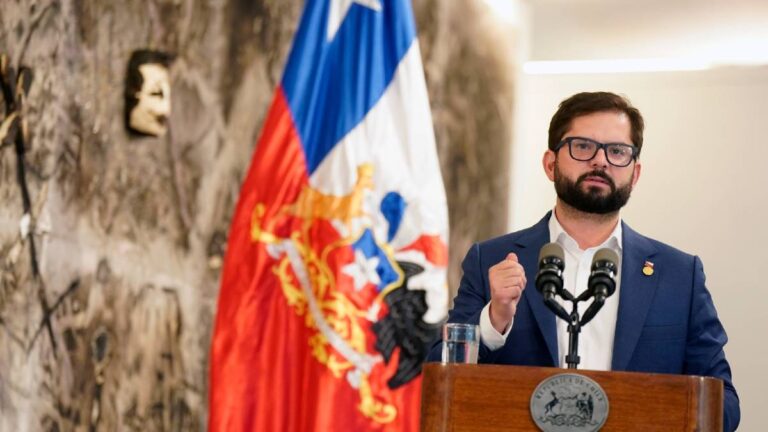 Inflación y proceso constituyente pasan factura a Gabriel Boric en su primer año de gobierno
