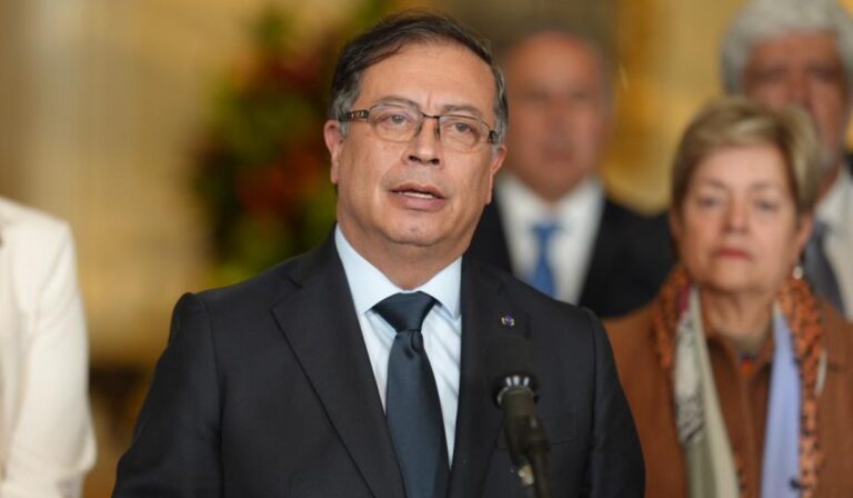 Nueva encuesta revela caída en aprobación del presidente Petro en Colombia
