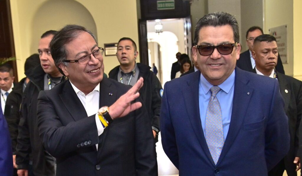Gustavo Petro, presidente de Colombia, y Jaime Dussán, presidente de Colpensiones, caminan por los pasillos del Congreso.