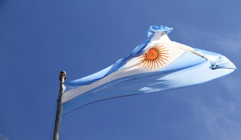 Dólar subió 23 % en Argentina tras triunfo de Milei en las PASO