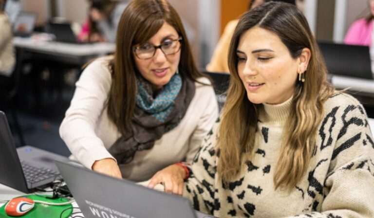 Descubra cuáles son los sectores de Colombia qué más contratan mujeres tech