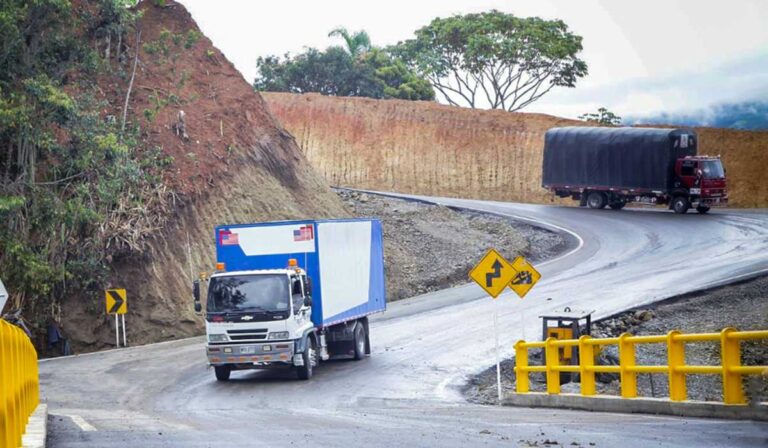 Tras abrir ruta alterna, Petro dice que vía Panamericana estará lista en julio