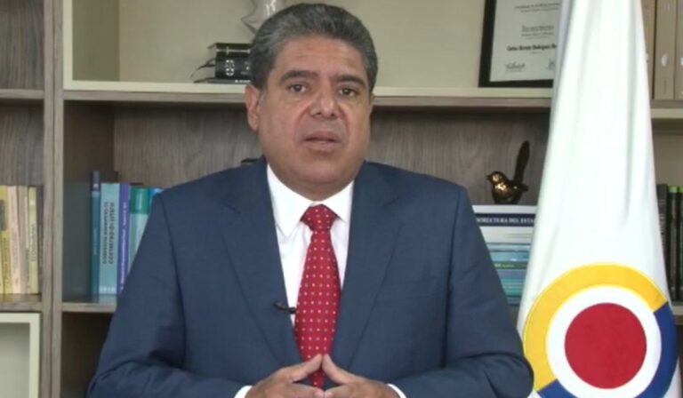 Contralor pide solución para el millón de afectados por cese de operación de Viva