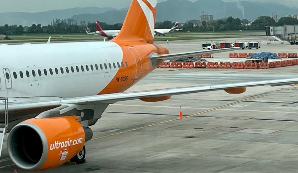 Avión Airbus de Ultra Air en el aeropuerto El Dorado de Bogotá