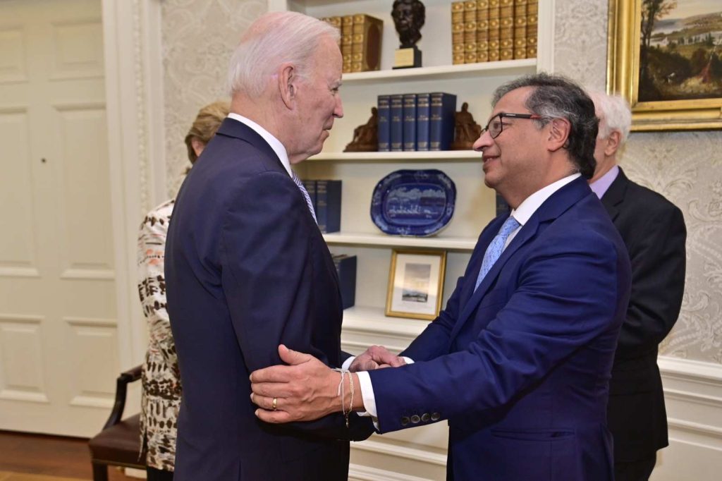 El presidente de EE. UU. Joe Biden apoyó la propuesta de su homólogo de Colombia Gustavo Petro de intercambio de deuda por acción climática.