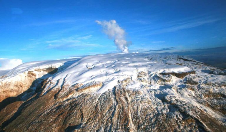 Experta da implicaciones que tendría la erupción del Nevado del Ruiz