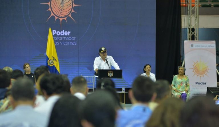 Petro pide a la Fiscalía investigar a las EPS por escasez de medicamentos en Colombia