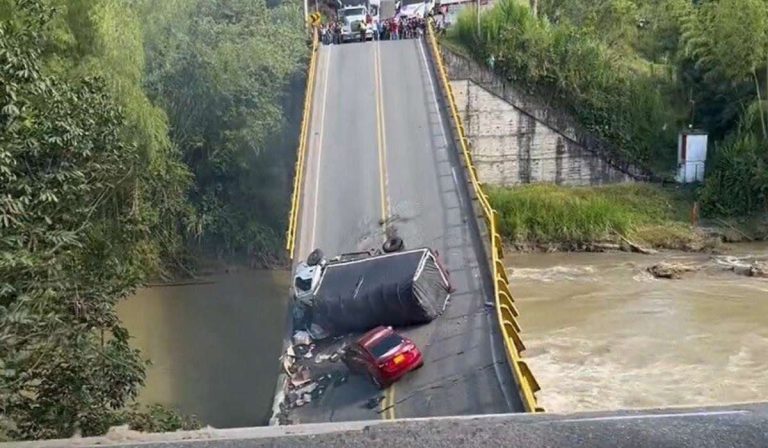 ¿Qué pasó con el puente que se cayó en el sector La Vieja, entre Valle del Cauca y Quindío?