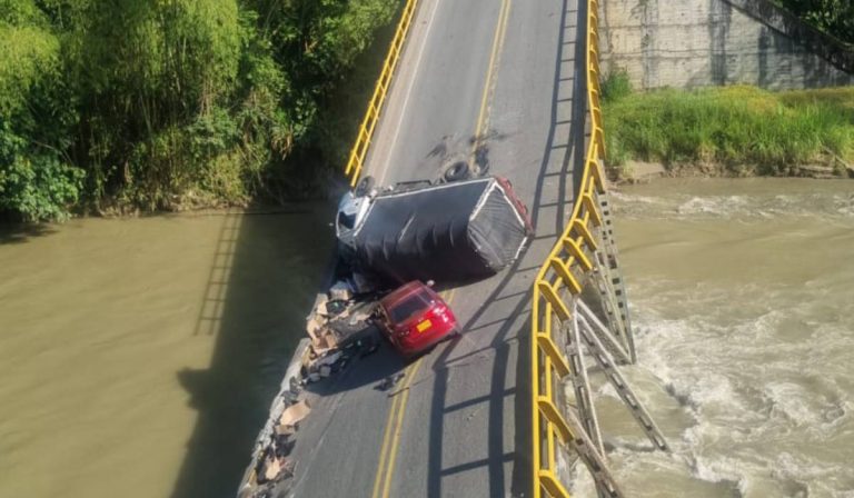 Se cayó puente que comunica al Valle del Cauca con el centro de Colombia