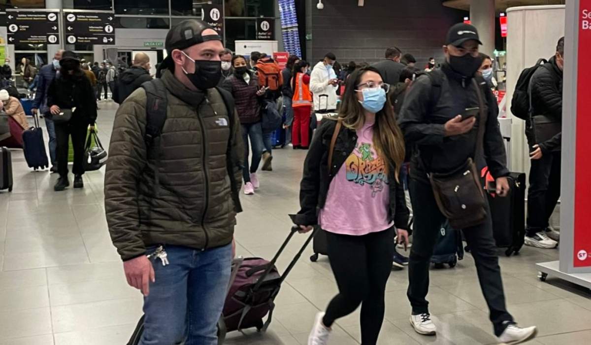 Viajeros usando tapabocas en el aeropuerto El Dorado de Bogotá