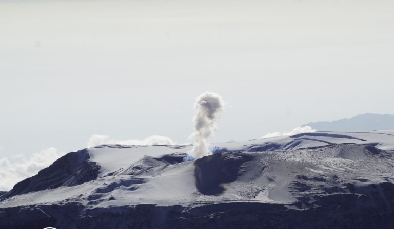 Gobierno refuerza alistamiento ante amenaza de cenizas incandescentes y luminiscencias del volcán Nevado del Ruiz
