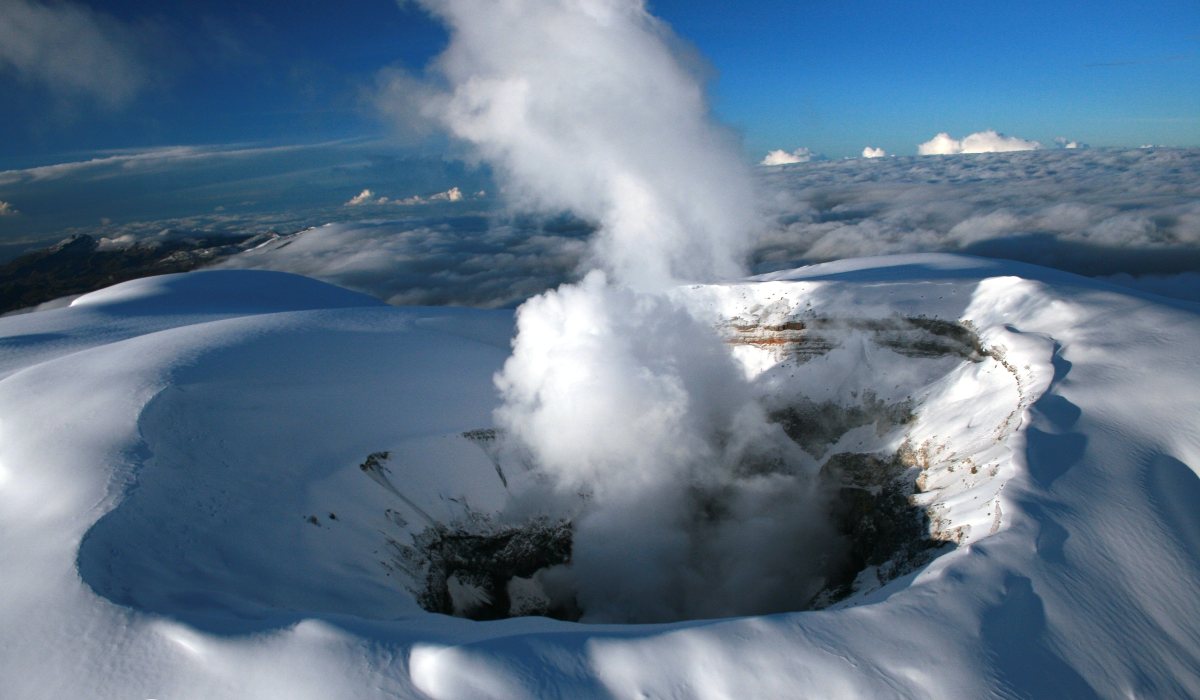 Volcán Nevado del Ruiz representa un alto riesgo para comunidades cercanas.