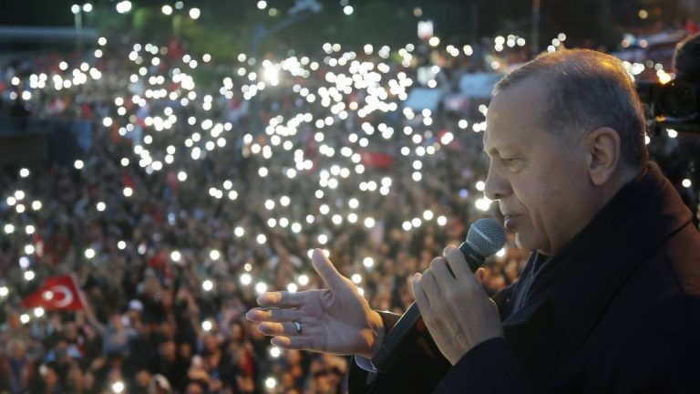 Erdogan gana en Turquía; la incertidumbre económica sigue en el país
