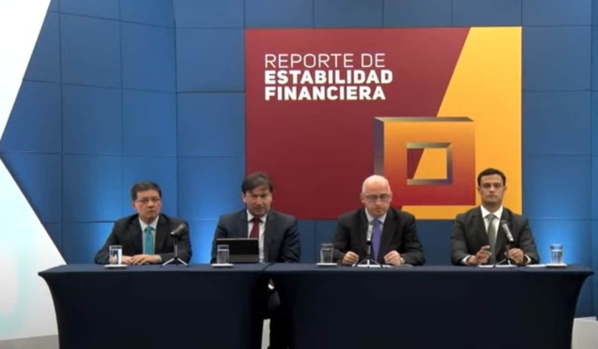 Miembros del Banco de la República, entre los que está el gerente Leonardo Villar