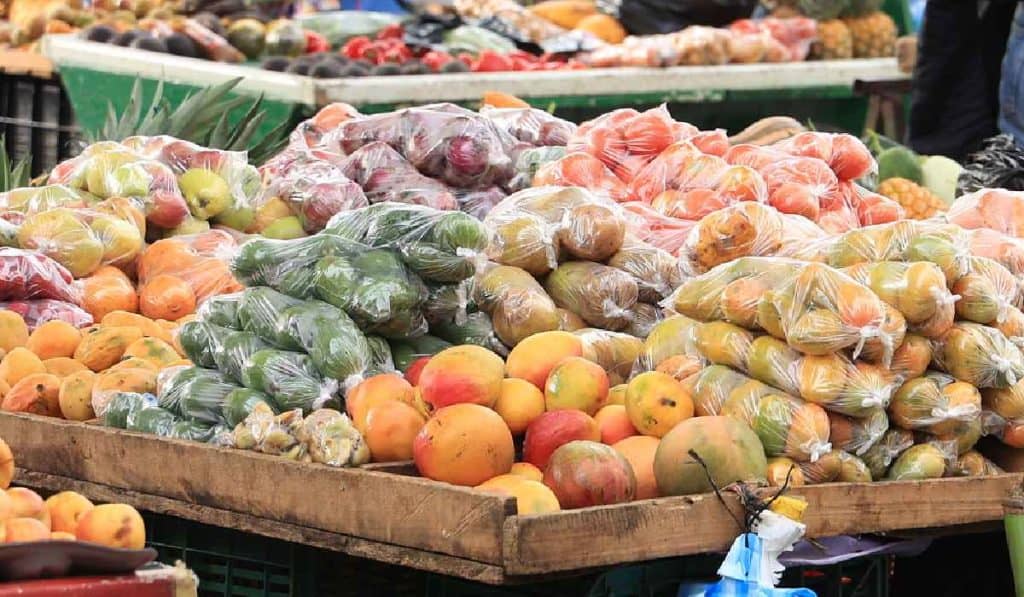 Frutas y verduras en venta en una plaza de mercado de Colombia