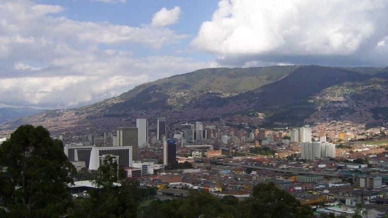 Pico y placa en Medellín para carros y motos este martes 13 de junio