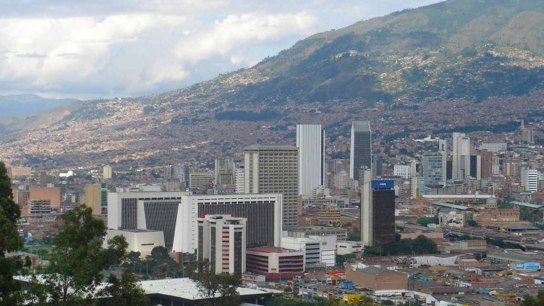 Carros y taxis que este jueves 7 de septiembre tienen pico y placa en Medellín