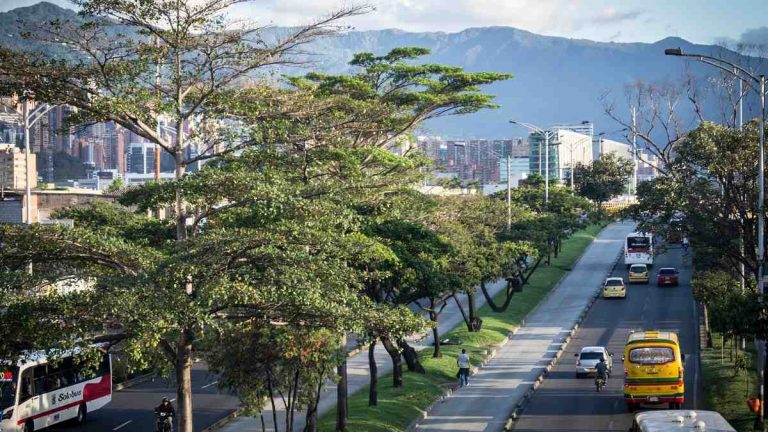 Carros y taxis que este jueves 18 de mayo tienen pico y placa en Medellín