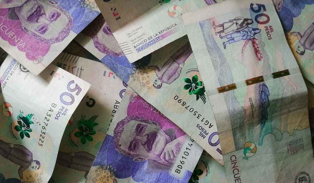 Se muestran billetes de 50.000 pesos de Colombia