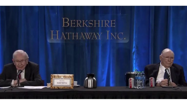 Buffett defiende recompra de acciones y habla de sus negocios en la reunión anual de Berkshire