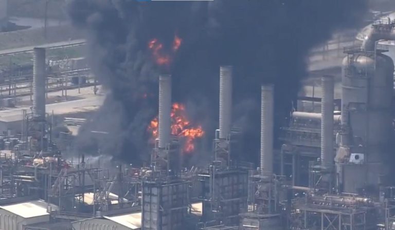 Se reporta fuerte explosión en refinería de Shell en Estados Unidos