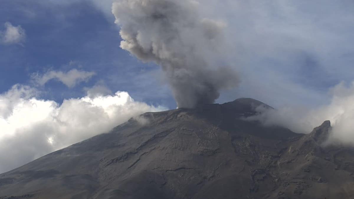 Emisiones del volcán Popocatépetl en México el sábado 20 de mayo de 2023