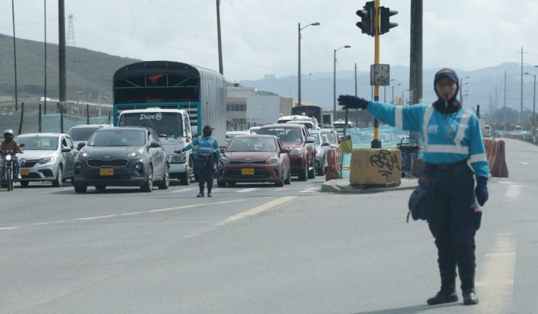 ¿Cuáles son los documentos que debe tener para poder usar su vehículo durante el día sin carro en Bogotá?