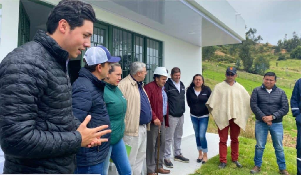 Minminer entrega laboratorio de química y mecánica a escuela rural en Cucunubá, Cundinamarca