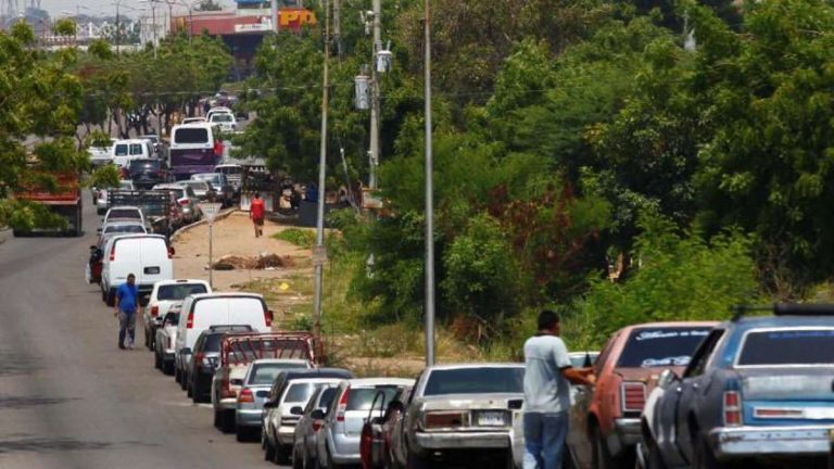 Lotería para comprar y largas filas: por qué hay escasez de gasolina en Venezuela