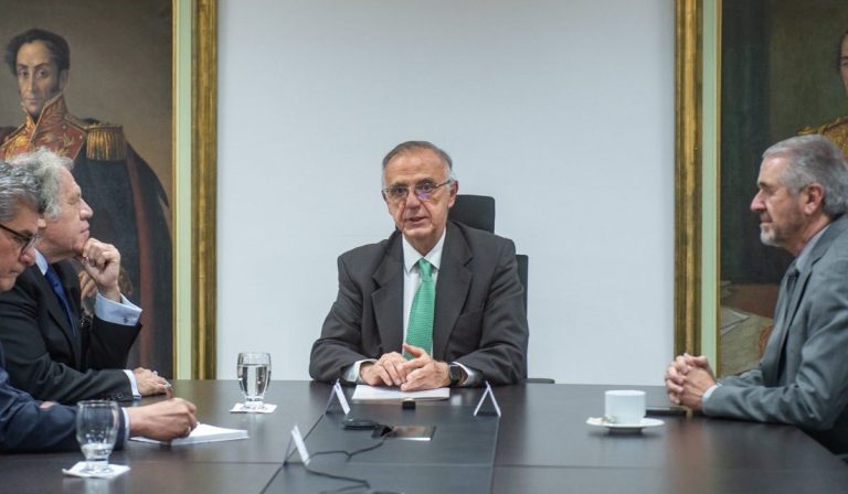 Ministro Velásquez dice confiar en que nadie del Gobierno Petro ordenó las ‘chuzadas’