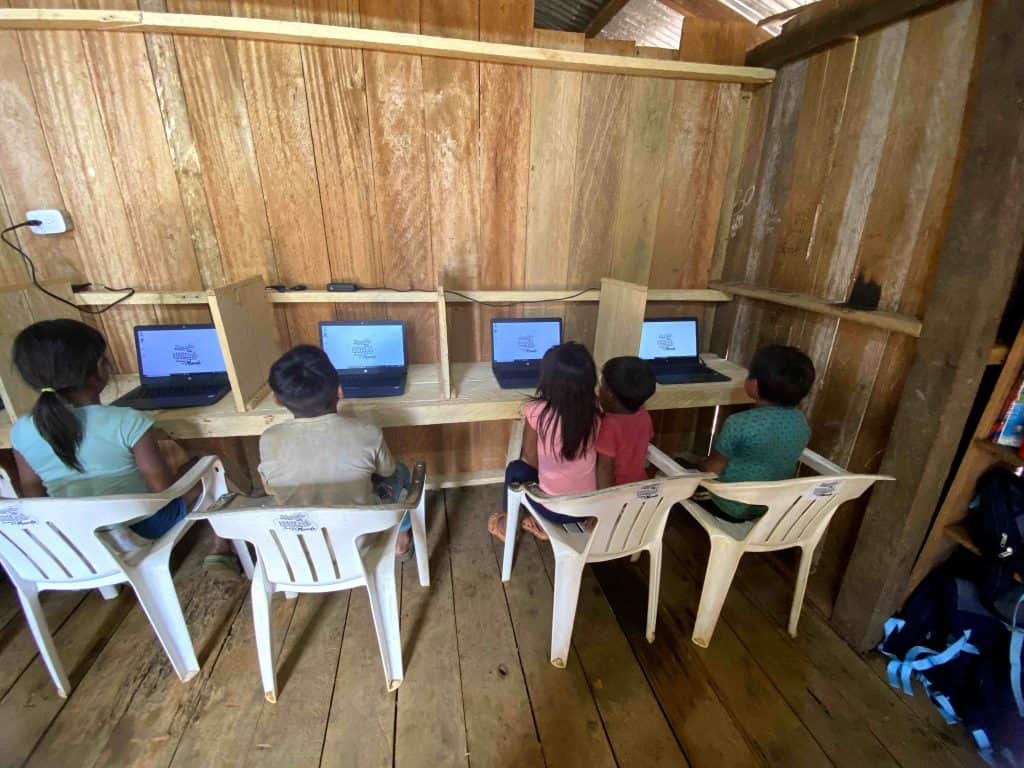 Niños del Amazonas en computadores y salas brindadas por Minsait/Minsait