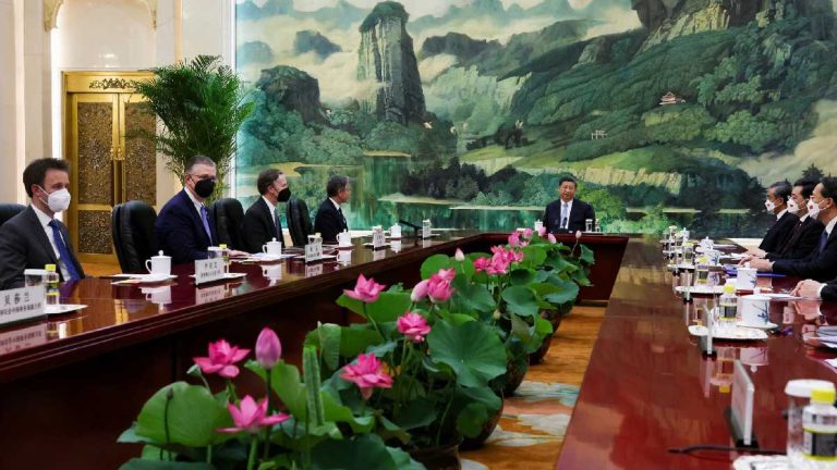 Secretario de Estado de EE. UU. finaliza visita a China para mejorar las relaciones entre ambos países