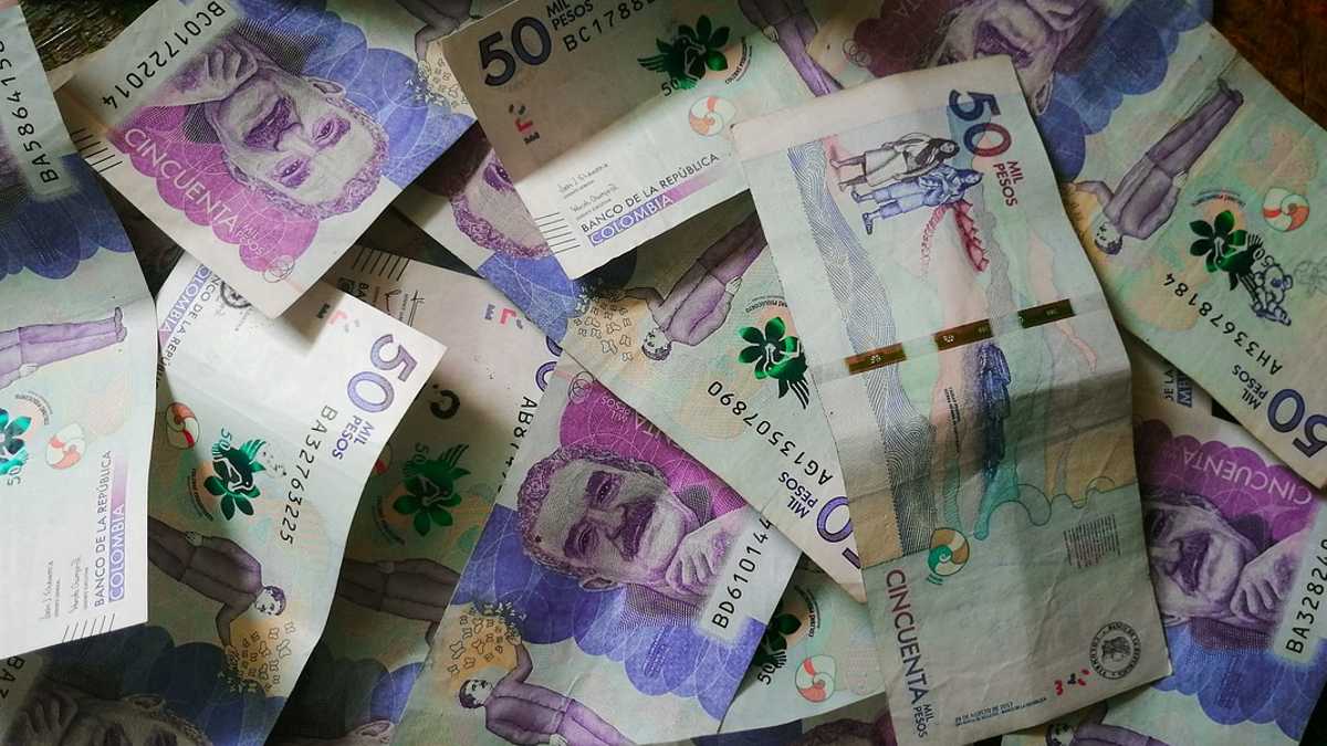 Imagen muestra billetes colombianos de $50.000