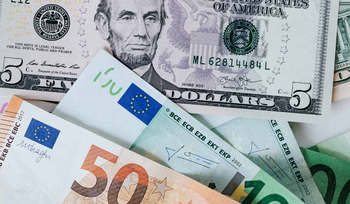 Valores del dólar y euro en casas de cambio
