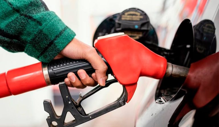 La gasolina impulsa el aumentó en el costo del transporte en un 1,08% en Colombia