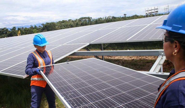 Poner paneles solares en techos de las casas, el plan energético de Petro