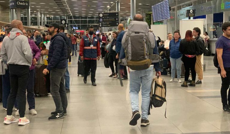 ¿Por qué se están retrasando tanto los vuelos en Colombia?: Alertan por afectación en vacaciones
