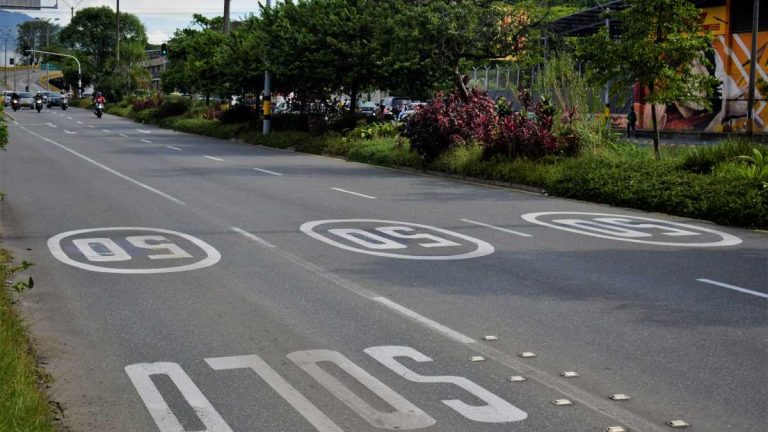 En estos 10 corredores de Medellín multarán a conductores que excedan los 50km/h