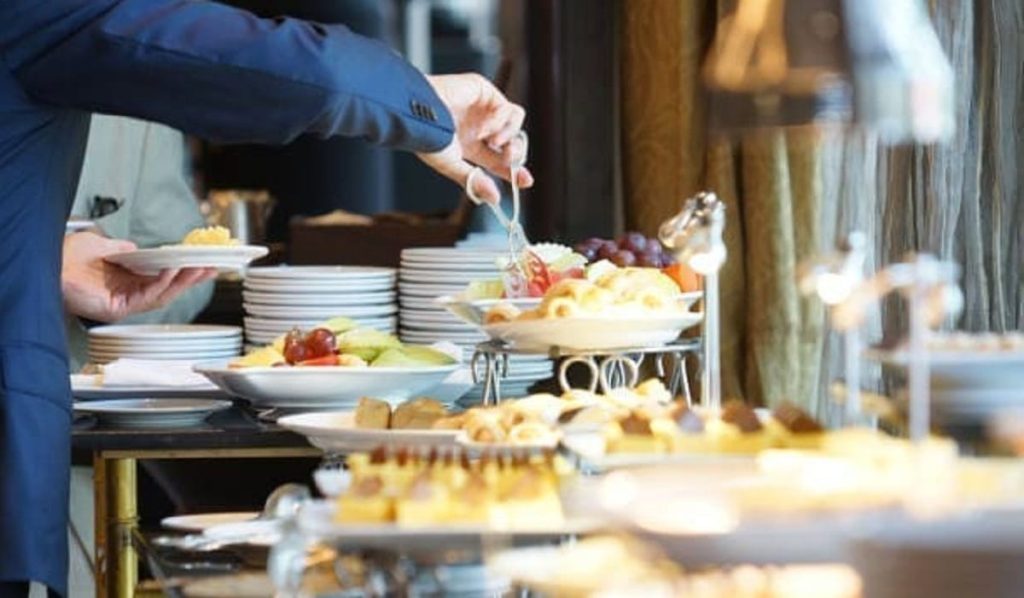 La cadena Hilton anunció que durante tiempo limitado tendrá disponible para sus huéspedes desayunos buffet por un dólar. Foto: Hilton Bogotá Corferias