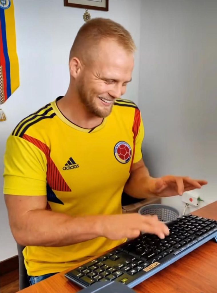 Video de Dominic usando la camiseta de Colombia. 