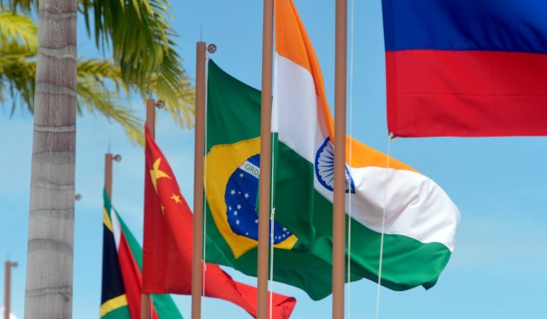 Colombia no fue invitada al grupo de países BRICS, pero sí a su banco