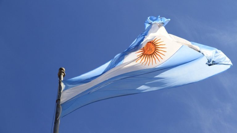 Peso argentino: así fue su estrepitosa depreciación frente al dólar en agosto