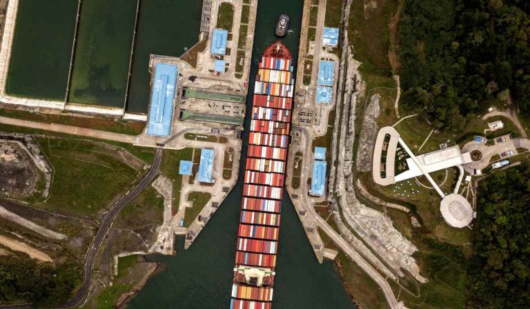 Canal de Panamá continúa con tránsito restringido, pero sigue operando