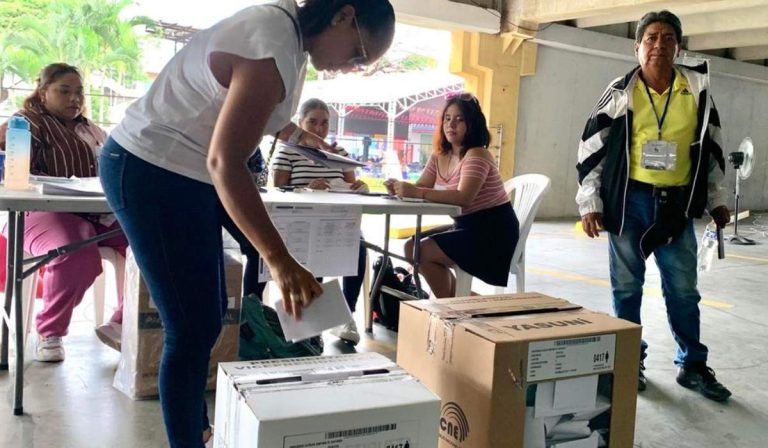 Se cierran las urnas en Ecuador y empieza conteo de votos para elegir al próximo presidente