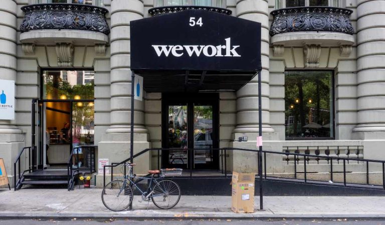 WeWork, al borde de la quiebra: adeuda más de US$2.900 millones y se desploma 32 % en bolsa
