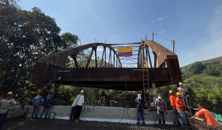 ¿Cómo va la reconstrucción del puente El Alambrado, que conecta a Valle y Quindío?