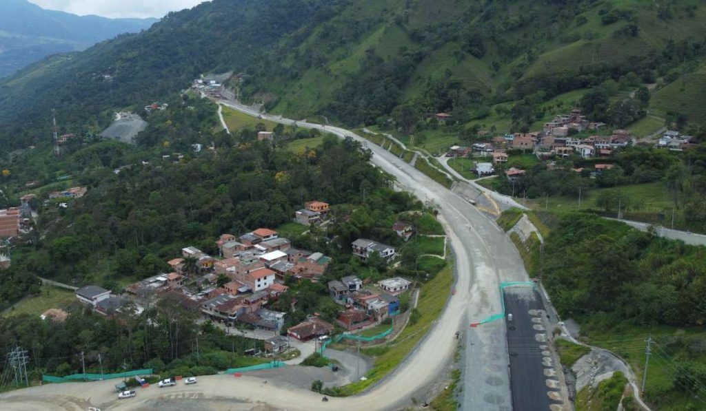 Vía Pacífico 1 en Antioquia, afueras de Medellín