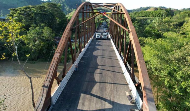 Reabren puente El Alambrado en Colombia, luego de seis meses de haberse caído