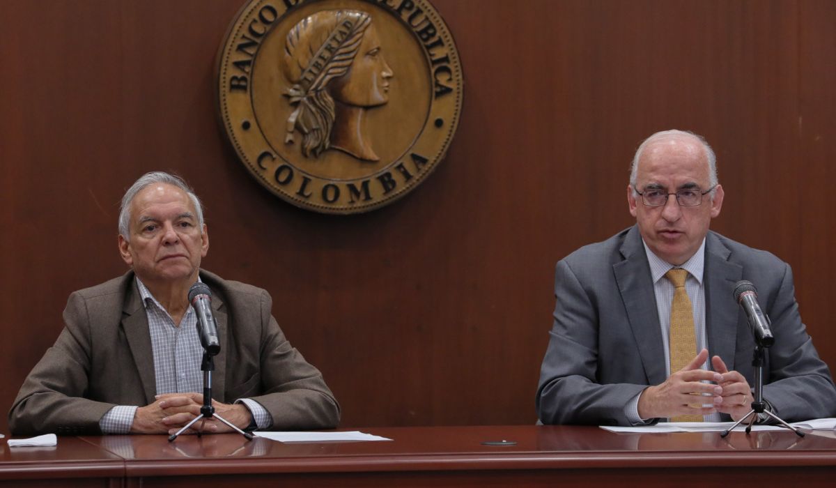 Ricardo Bonilla, ministro de Hacienda, y Leonardo Villar, gerente del Banco de la República, en rueda de prensa